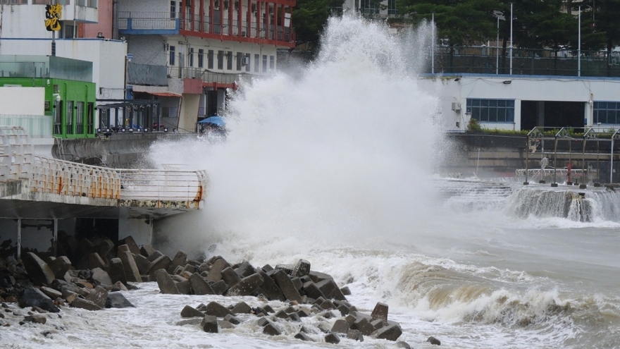 Bão Ragasa giảm cấp mạnh khi đổ bộ lần 2 vào Bắc Hải, Quảng Tây (Trung Quốc)